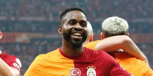 Cédric Bakambu célébrant son but 