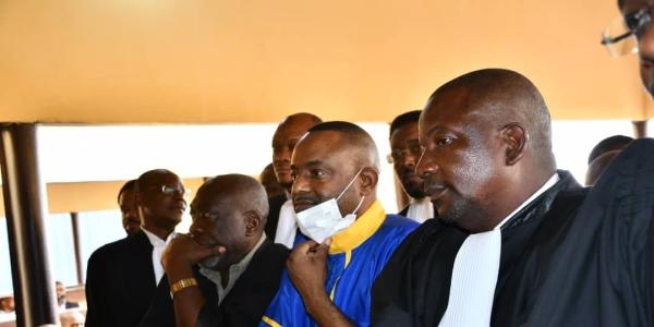 Salomon Idi Kalonda, conseiller spécial de l’opposant congolais Moïse Katumbi et ses avocats dans une audience à la prison militaire de Ndolo.