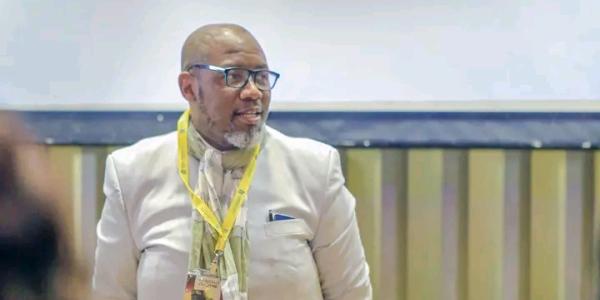 Paul David Olangi, auteur du livre Christ crucifié, la faveur absolue de la RDC lors de la présentation de son ouvrage samedi 3 février à l'hôtel fleuve Congo à Kinshasa 