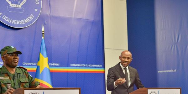 Patrick Muyaya et le général Ekenge. Briefing sur la sécurité à l'Est de la RDC
