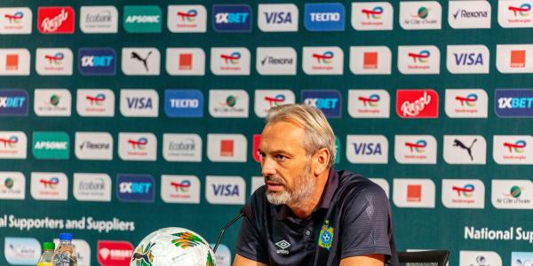 Le sélectionneur congolais Sébastien Desabre dans une conférence de presse