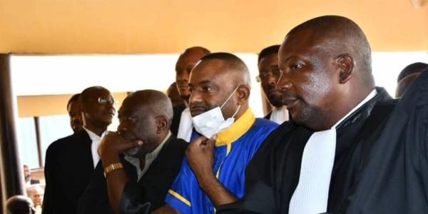 Salomon Kalonda et ses avocats lors d'une audience à Ndolo