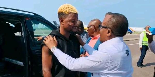 Héritier Luvumbu accueilli à l'aéroport international de N'djili par le ministre des Sports 