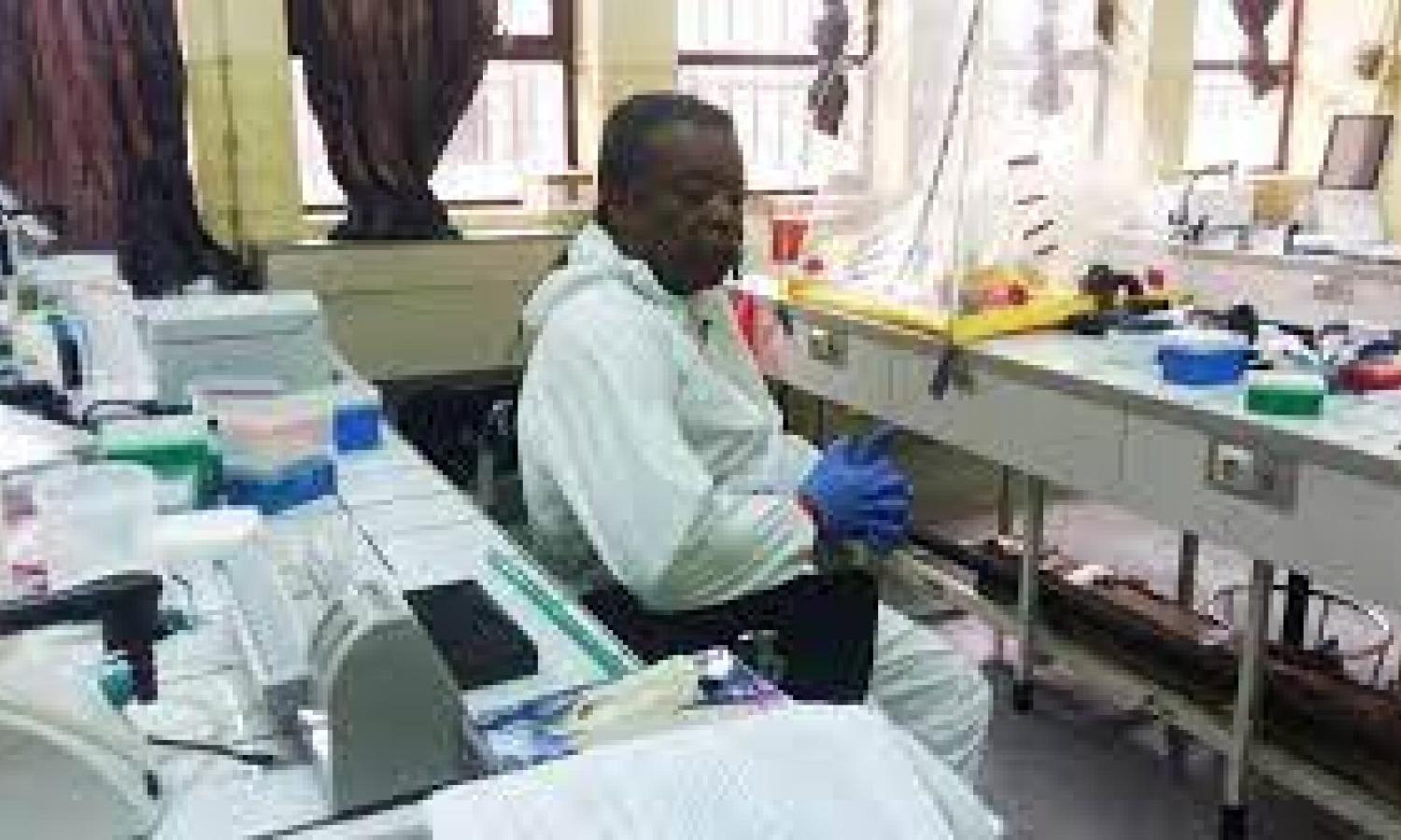 Le Prof Muyembe dans son Laboratoire de l'INRB