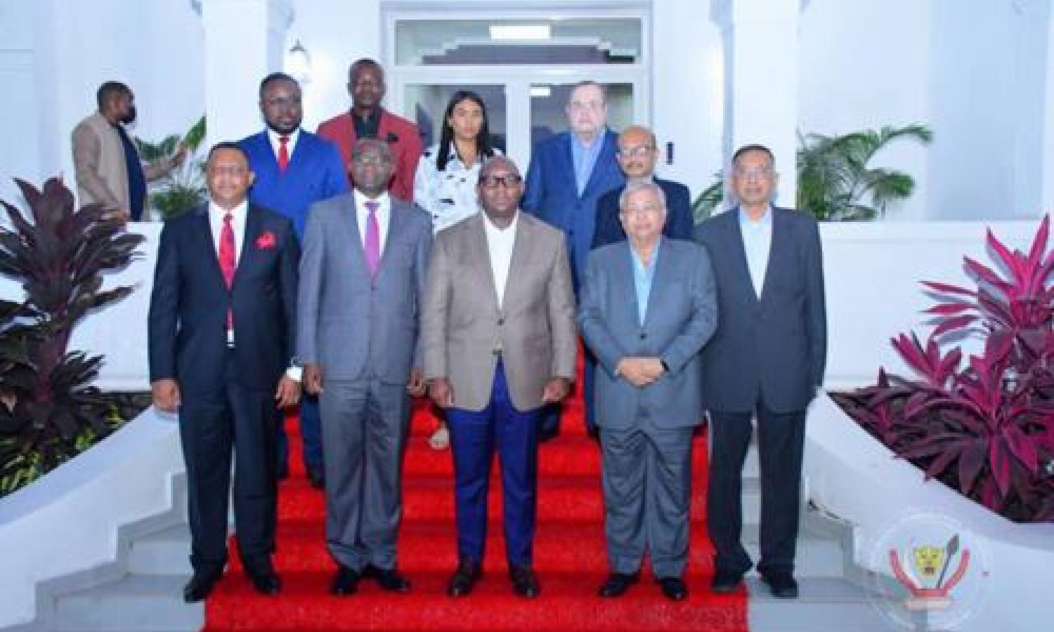Une photo defamille de la delegation et le premier ministre