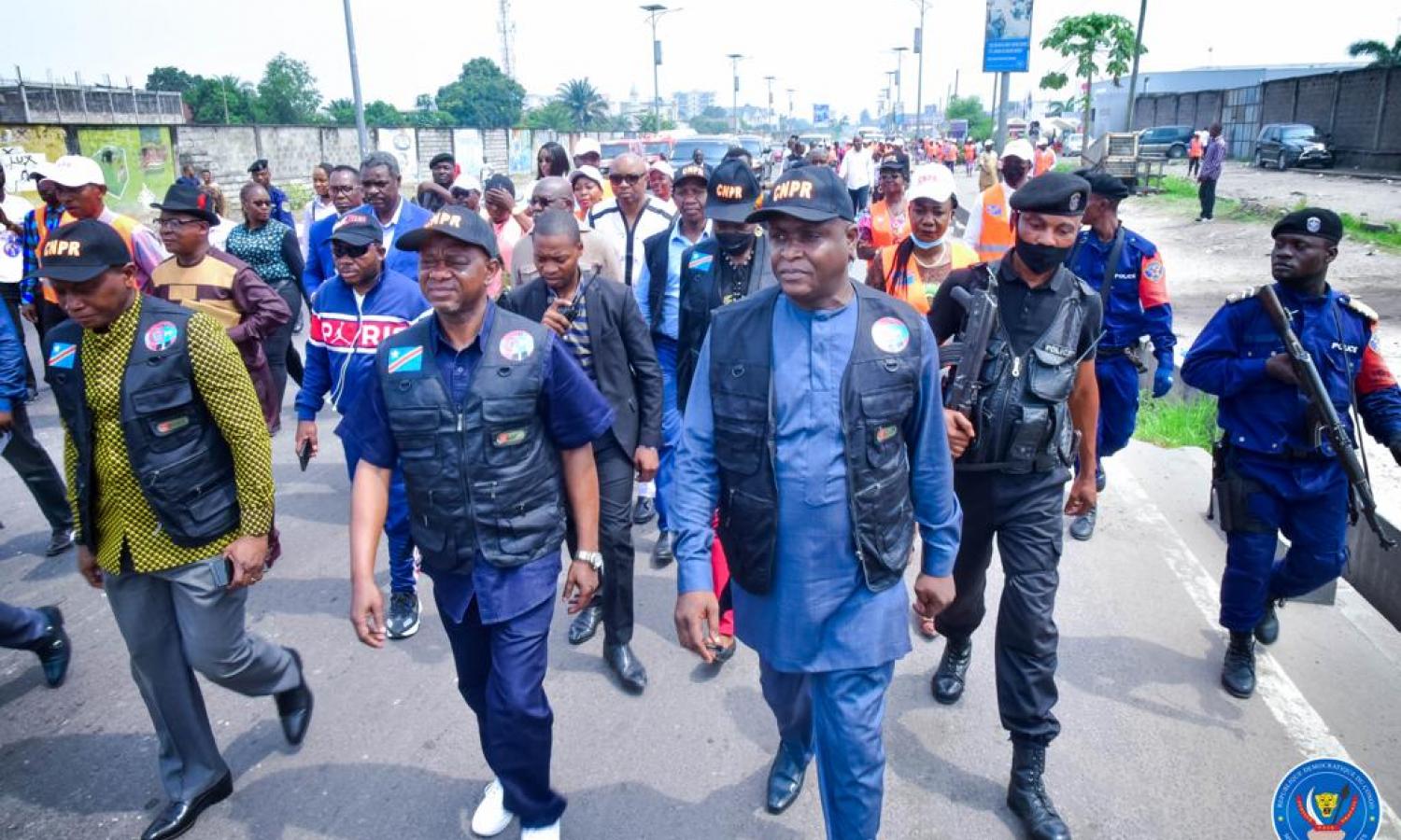 Le vice-premier ministre de l'intérieur Daniel Aselo  lors des travaux de signalisation routière horizontale et lumineuse sur les artères de Kinshasa.
