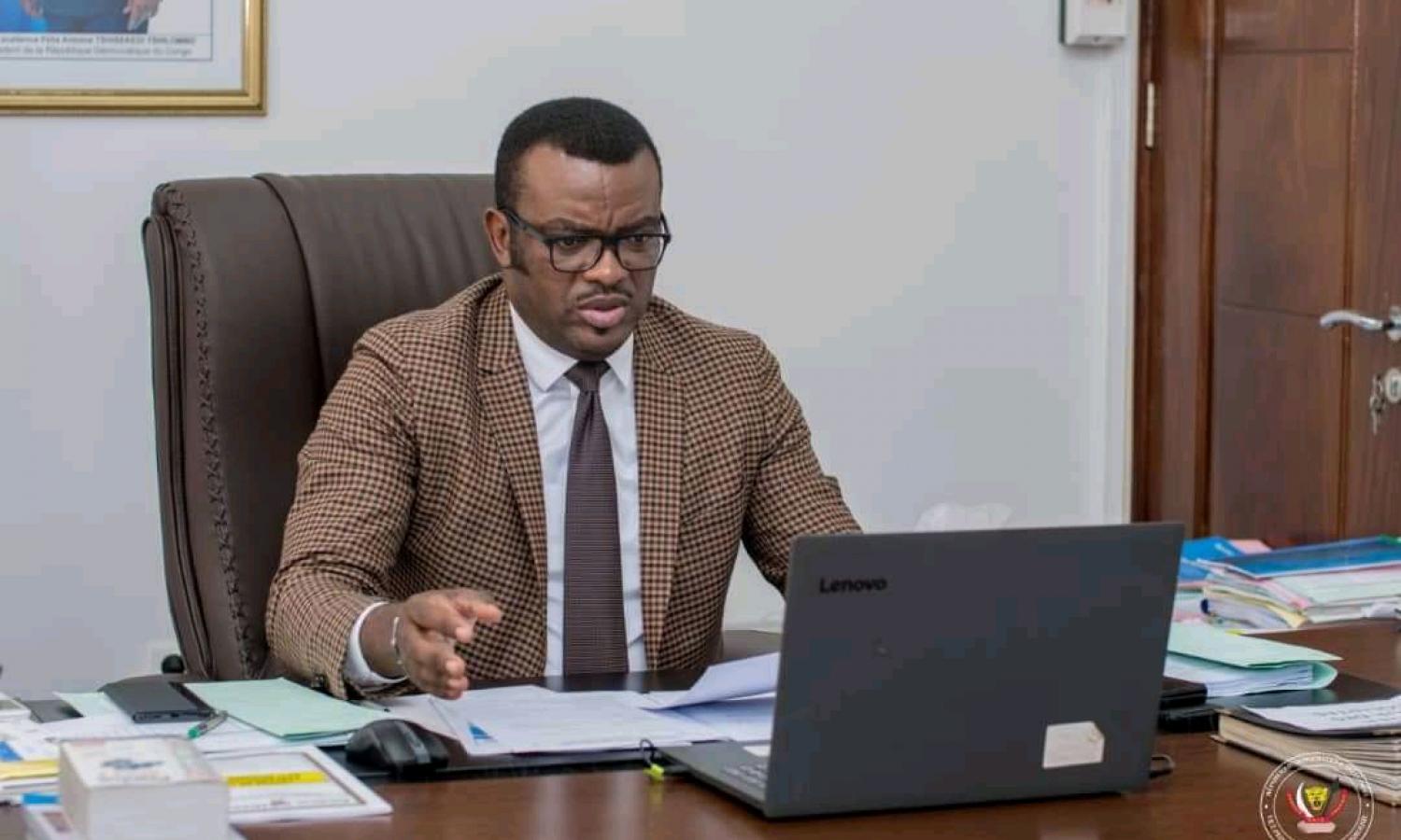 Le ministre de la fonction publique J.P Lihau