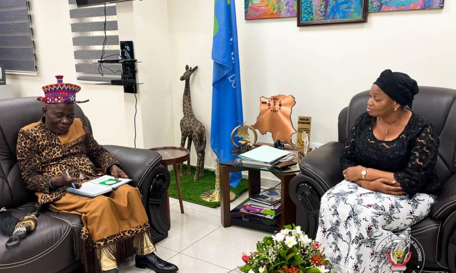 La ministre de l'Environnement de la RDC Eve Bazaiba avec le chef coutumier du Kwango 