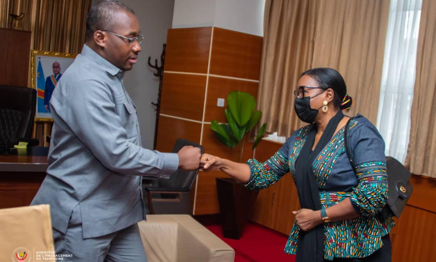 Le ministre d'État en charge de l’aménagement du territoire, Guy Loando Mboyo avec madame Rokya Ye Dieng représentante a.i du PNUD en RDC