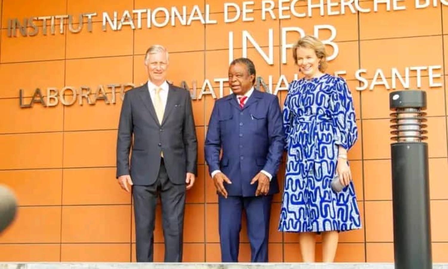 Jean-Jacques Muyembe avec le couple royal belge à Kinshasa 