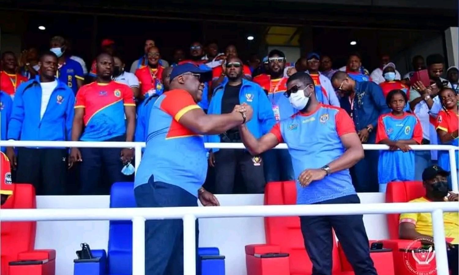 Le Président Félix Tshisekedi et le ministre des Sports Serge Konde au stade des Martyrs lors d'un match des Léopards 