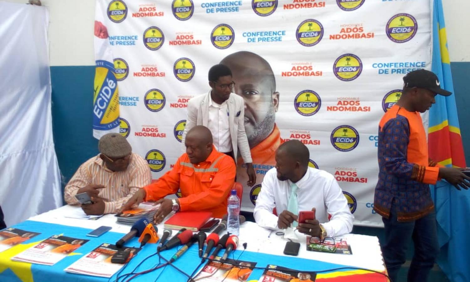 Le député national Ados Ndombasi lors d'un point de presse à Kinshasa 