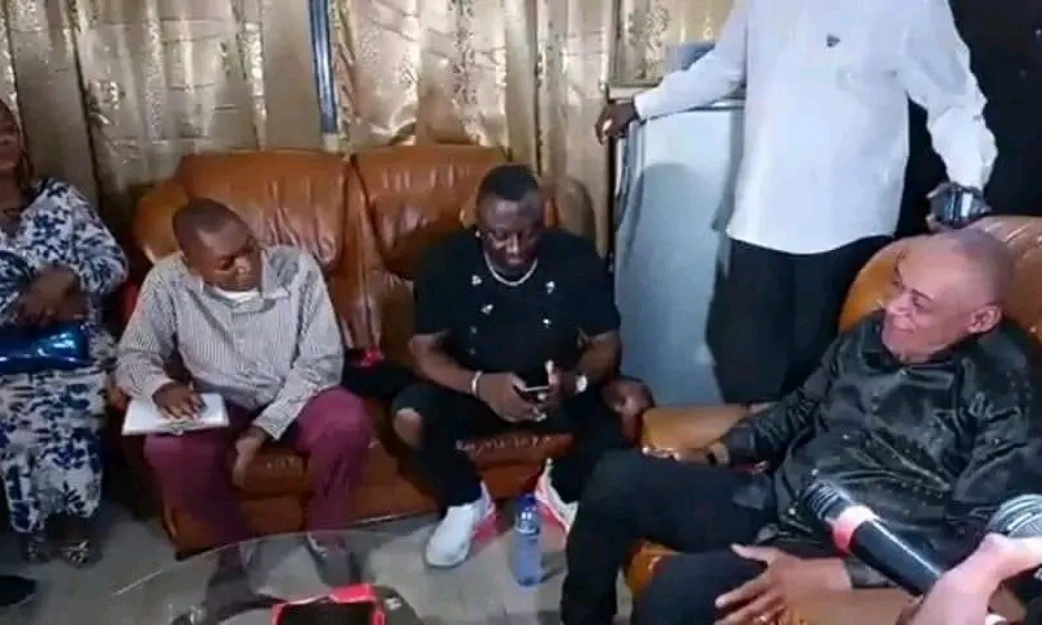 Échange entre le Bourgmestre de la commune de Kalamu Jean-Claude Kadima et l'artiste musicien Celeo Scram à Kinshasa 