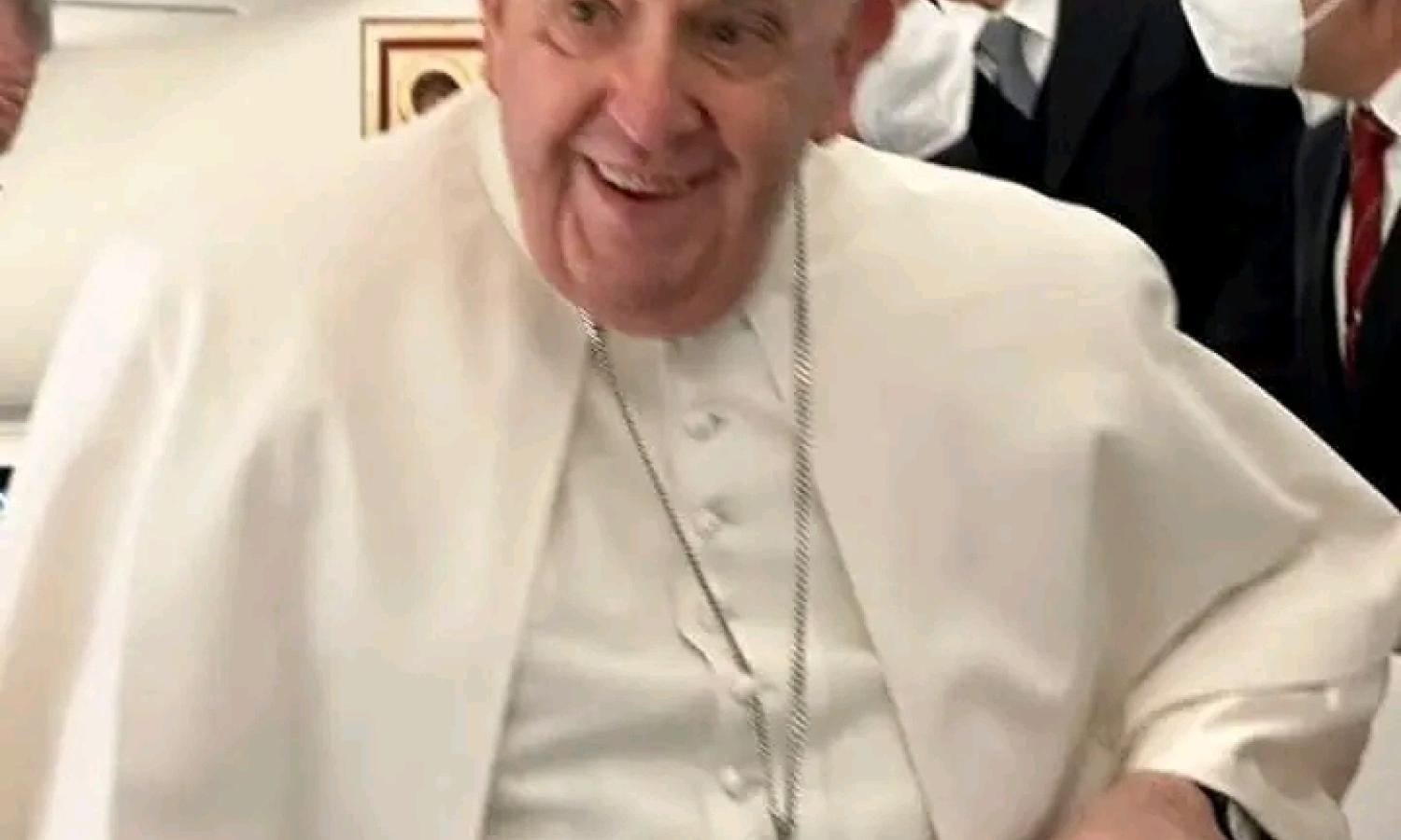 Le Pape François est à bord du vol papal à destination de Kinshasa. 