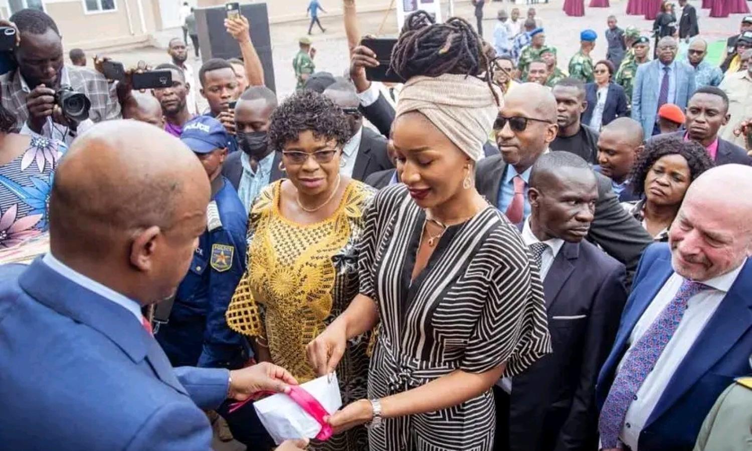 La vice-ministre de l'EPST, Aminata Namasia lors de la remise des manuels scolaires aux écoles publiques 