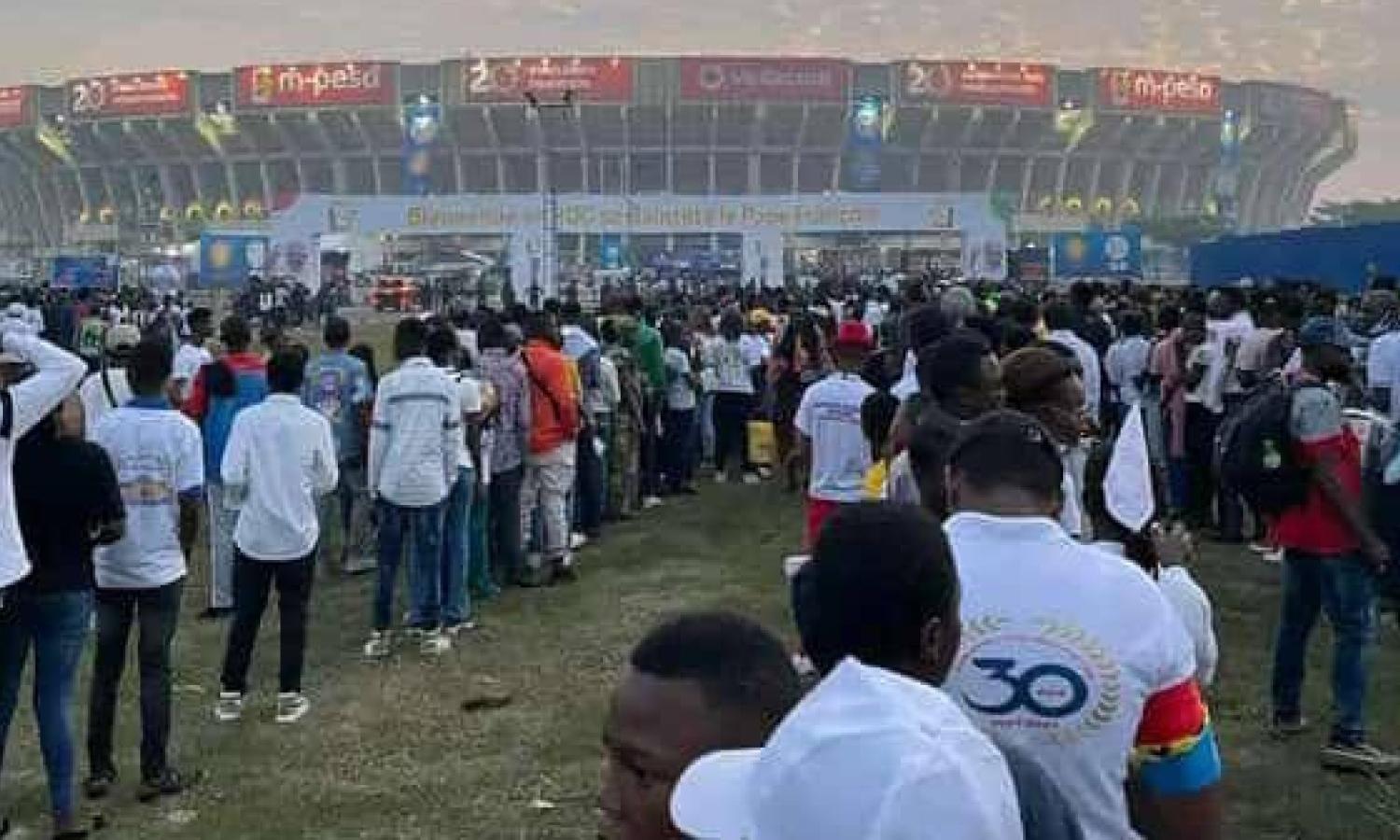 Les jeunes au stade de martyrs 