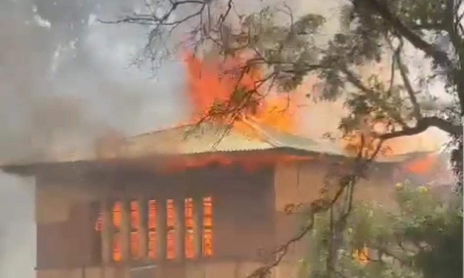 Le bâtiment du Lycée Mwanga en feu