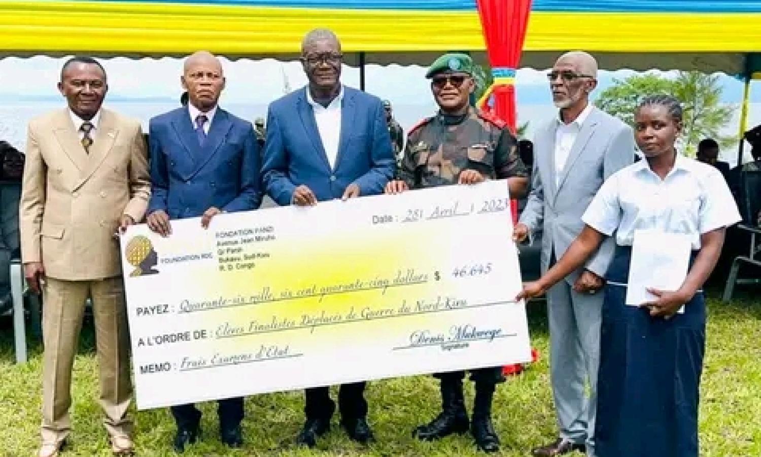 Le prix Nobel Denis Mukwege lors de la remise du chèque 