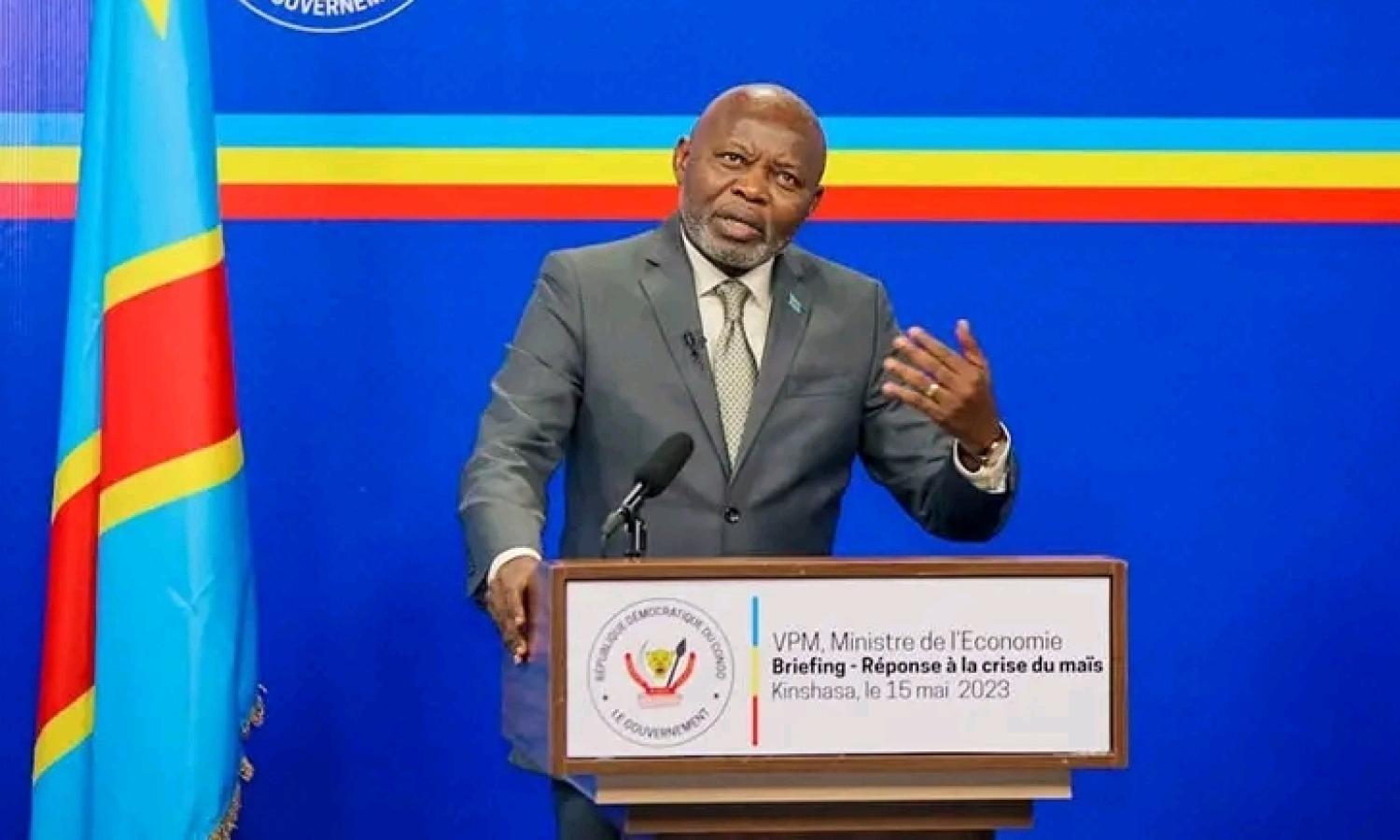 Vital Kamerhe, ministre de l'Économie nationale lors d'un briefing tenu à Kinshasa.