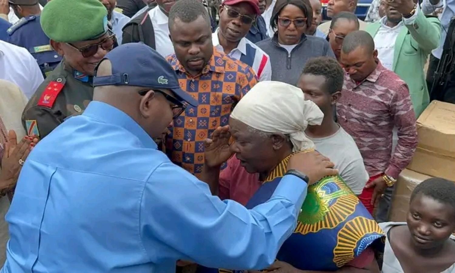 Sama Lukonde assistant les déplacés 