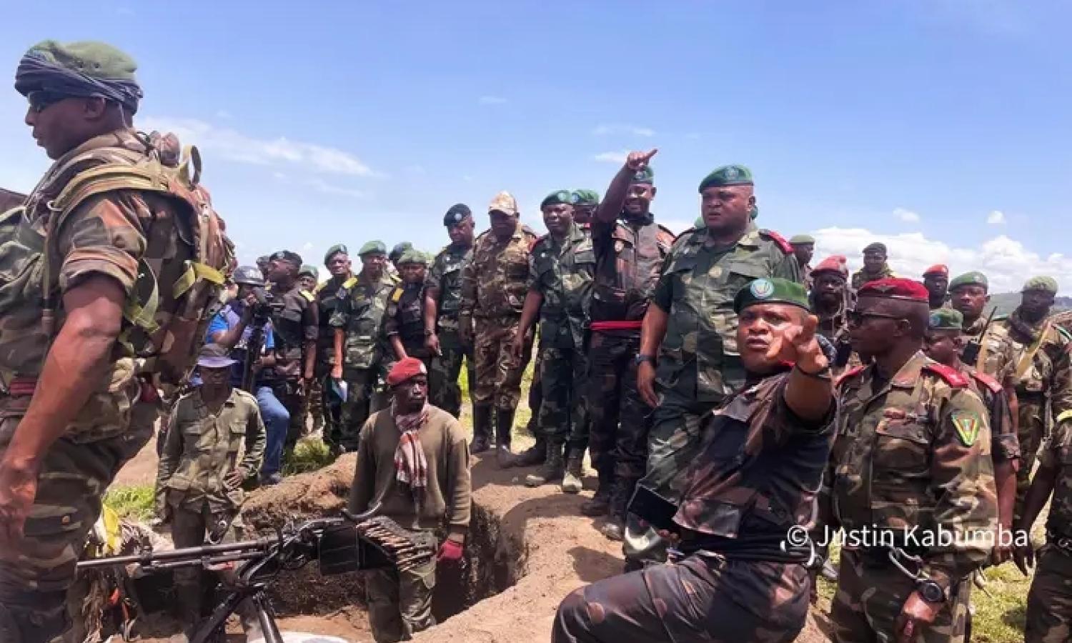 Le chef d'état-major des FARDC et les militaires de l'EAC 