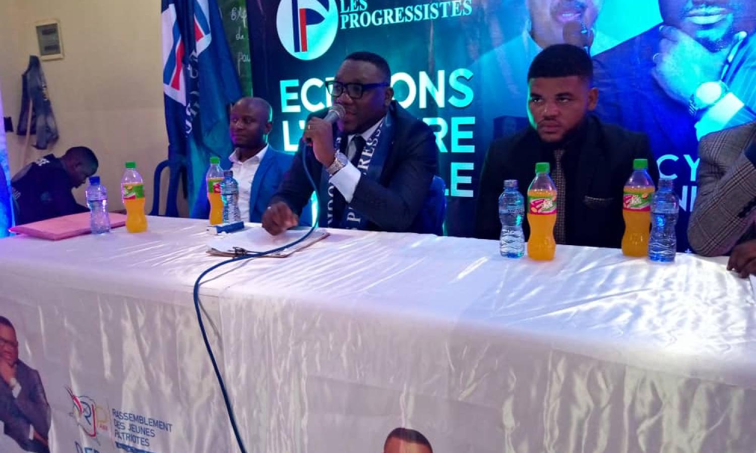 Le président du RJP Diercy Ngimbi au milieu des membres de son ASBL 