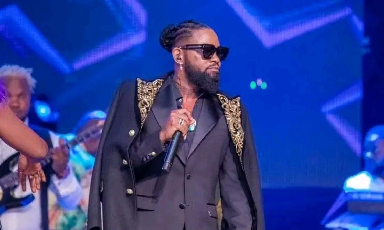 L'artiste musicien Ferré Gola lors d'une production à Kinshasa 