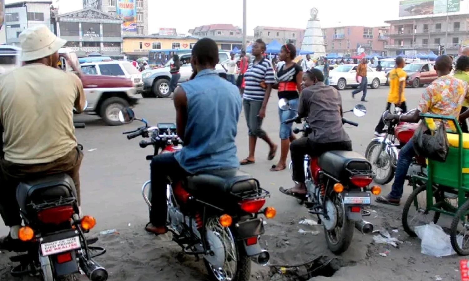Les motocycles au rond-point victoire à Kinshasa 