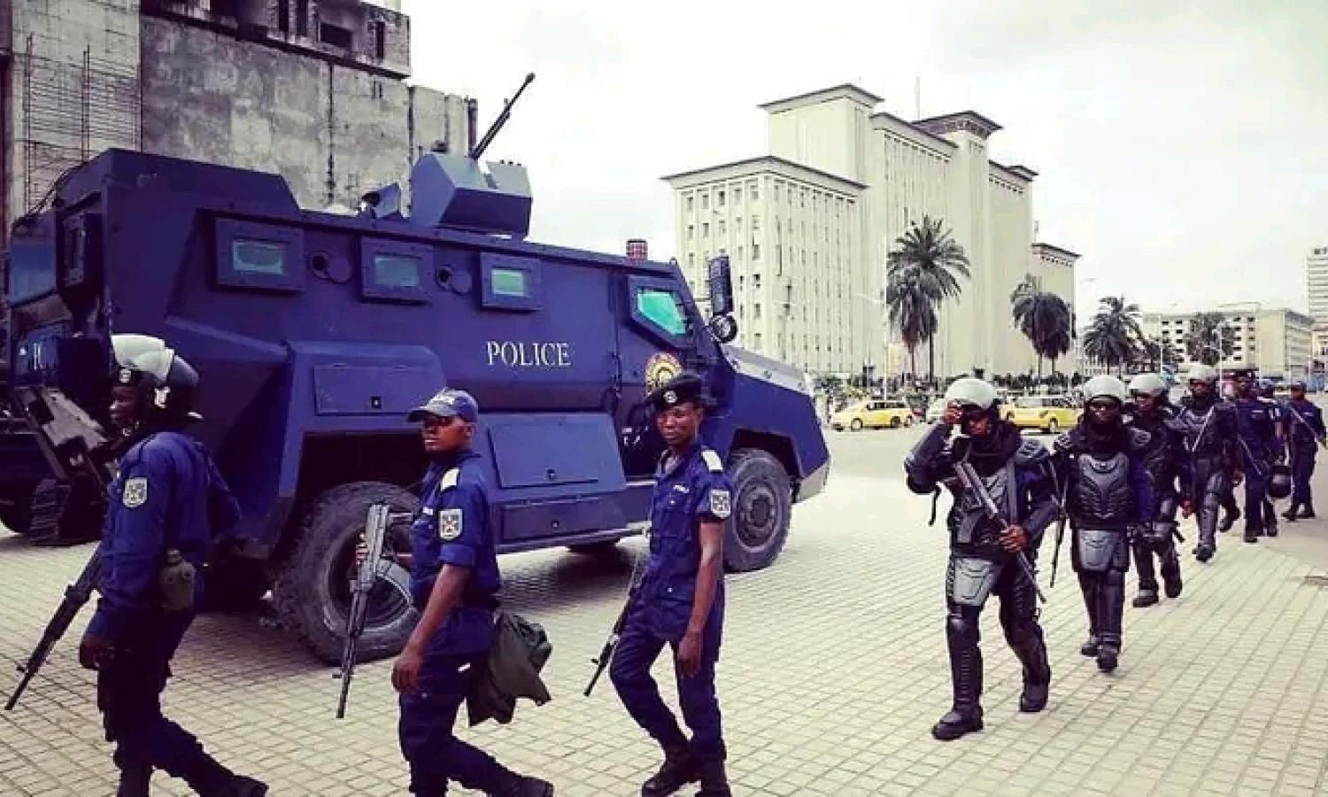 Les policiers à la gare centrale de Kinshasa 