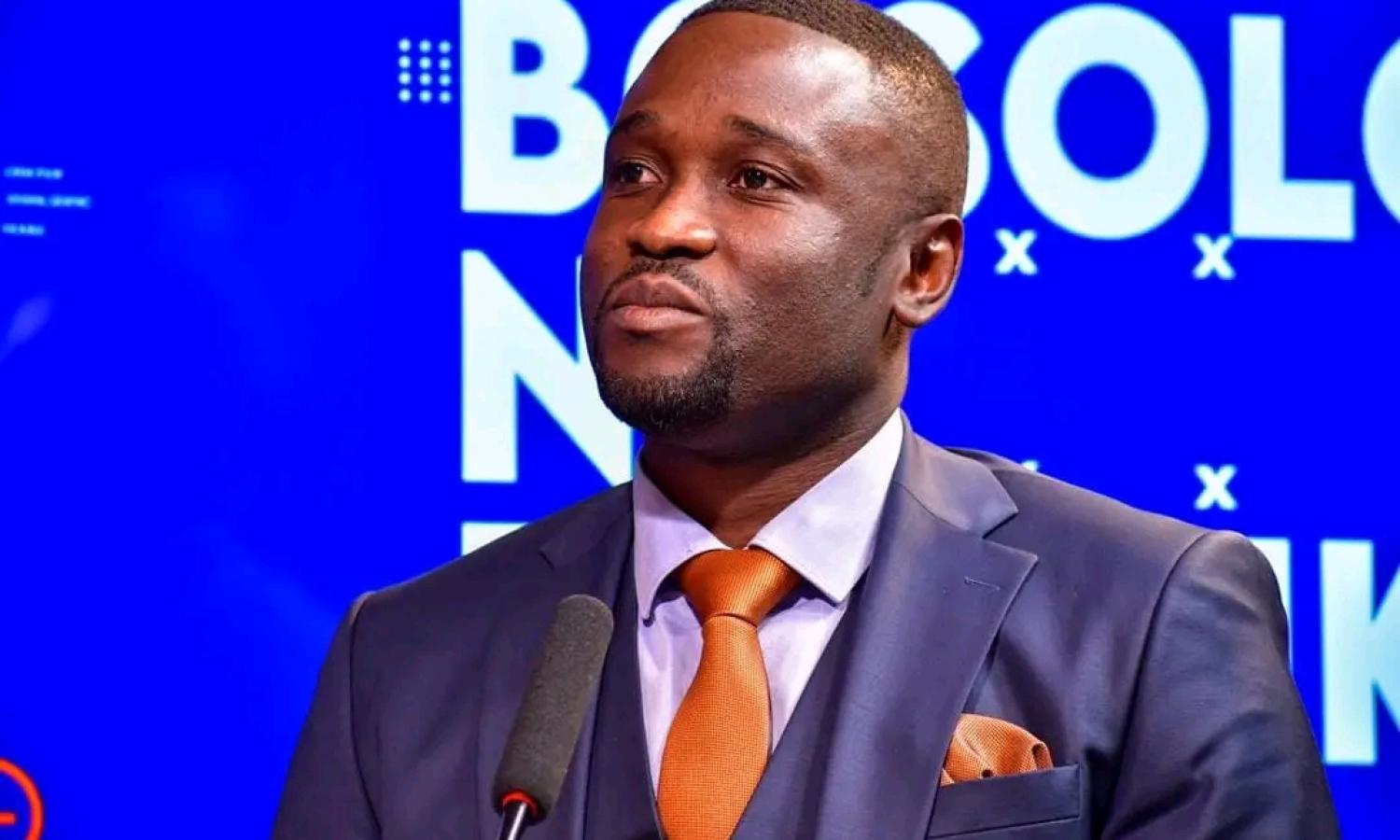 L'opposant congolais Seth Kikuni sur le plateau de la chaîne de télévision, Bosolo TV.