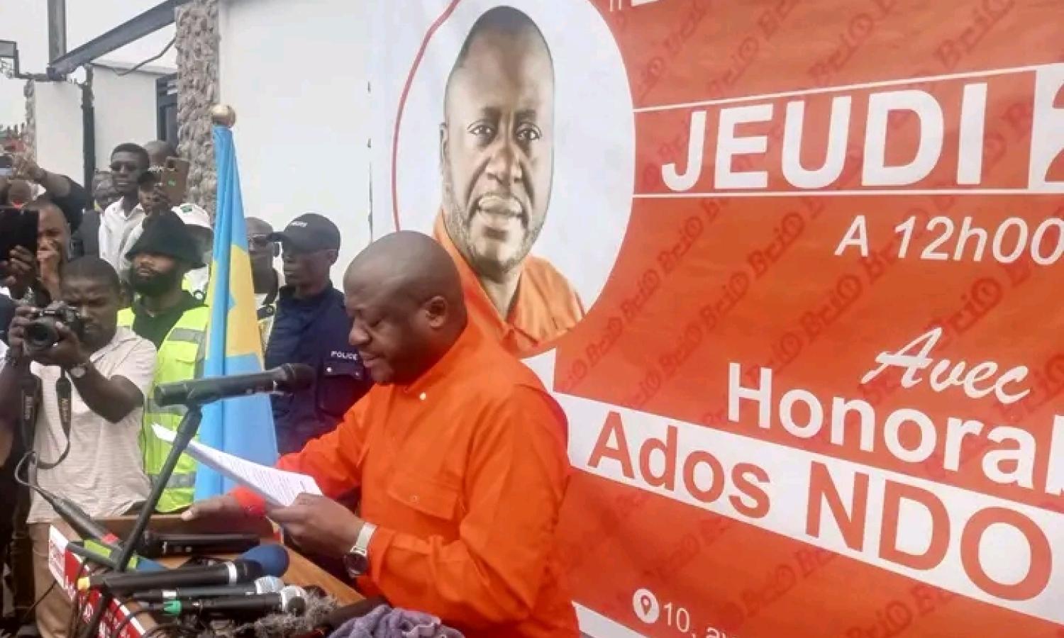 Ados Ndombasi lors d'un point de presse à Kinshasa 
