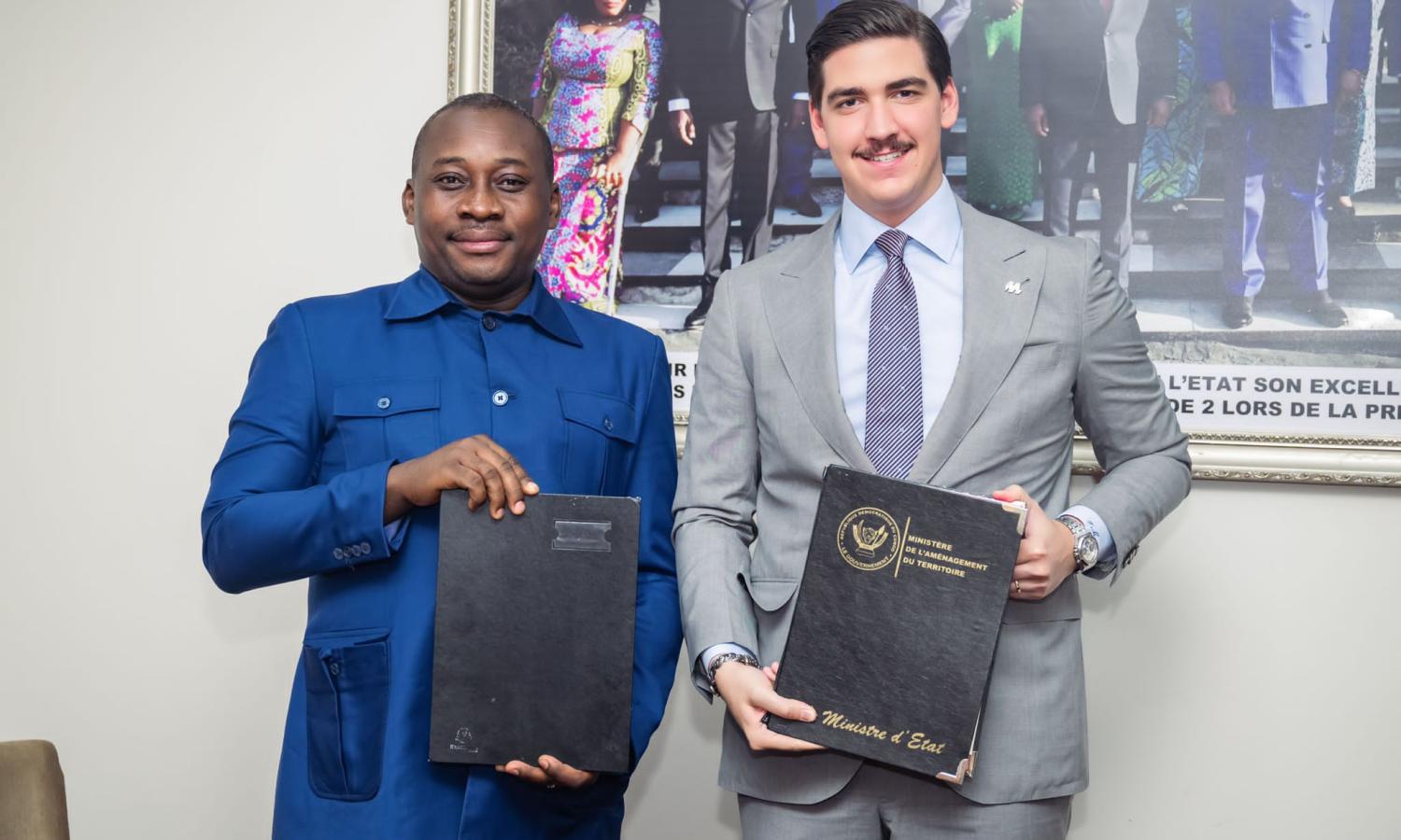 Le ministre de l'Aménagement du territoire, Guy Loando Mboyo avec la société turque Milvest à Kinshasa.