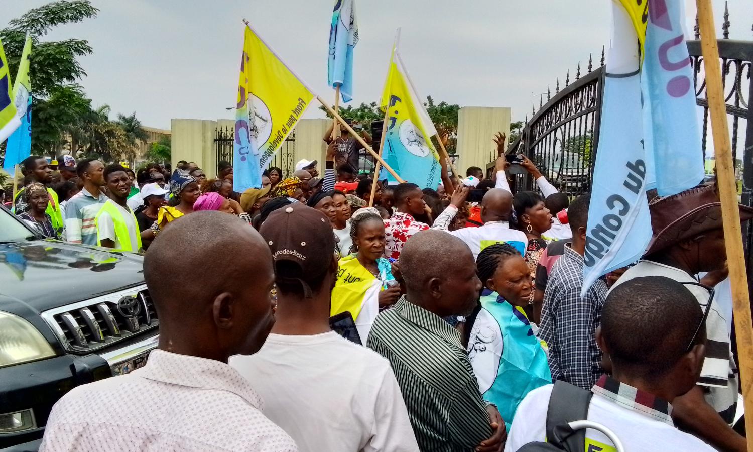 Les ressortissants de Kimvula devant le bâtiment abritant le ministère de l'intérieur 