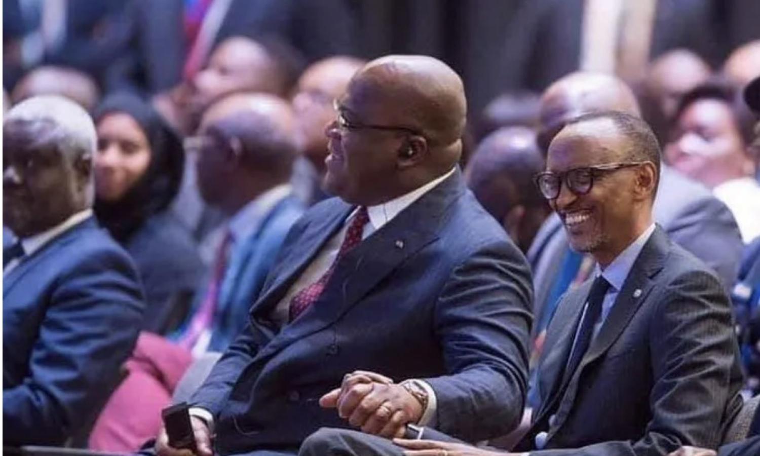 Félix Tshisekedi et Paul Kagame souriant main dans la main lors d'un sommet 