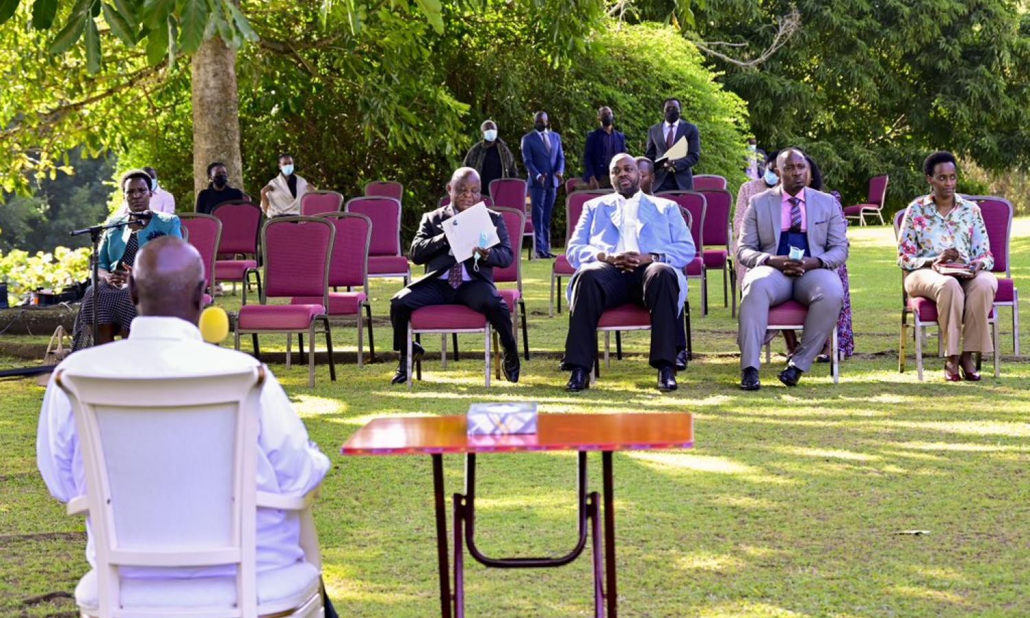 La délégation congolaise en face du président ougandais Yoweri Kaguta Museveni 