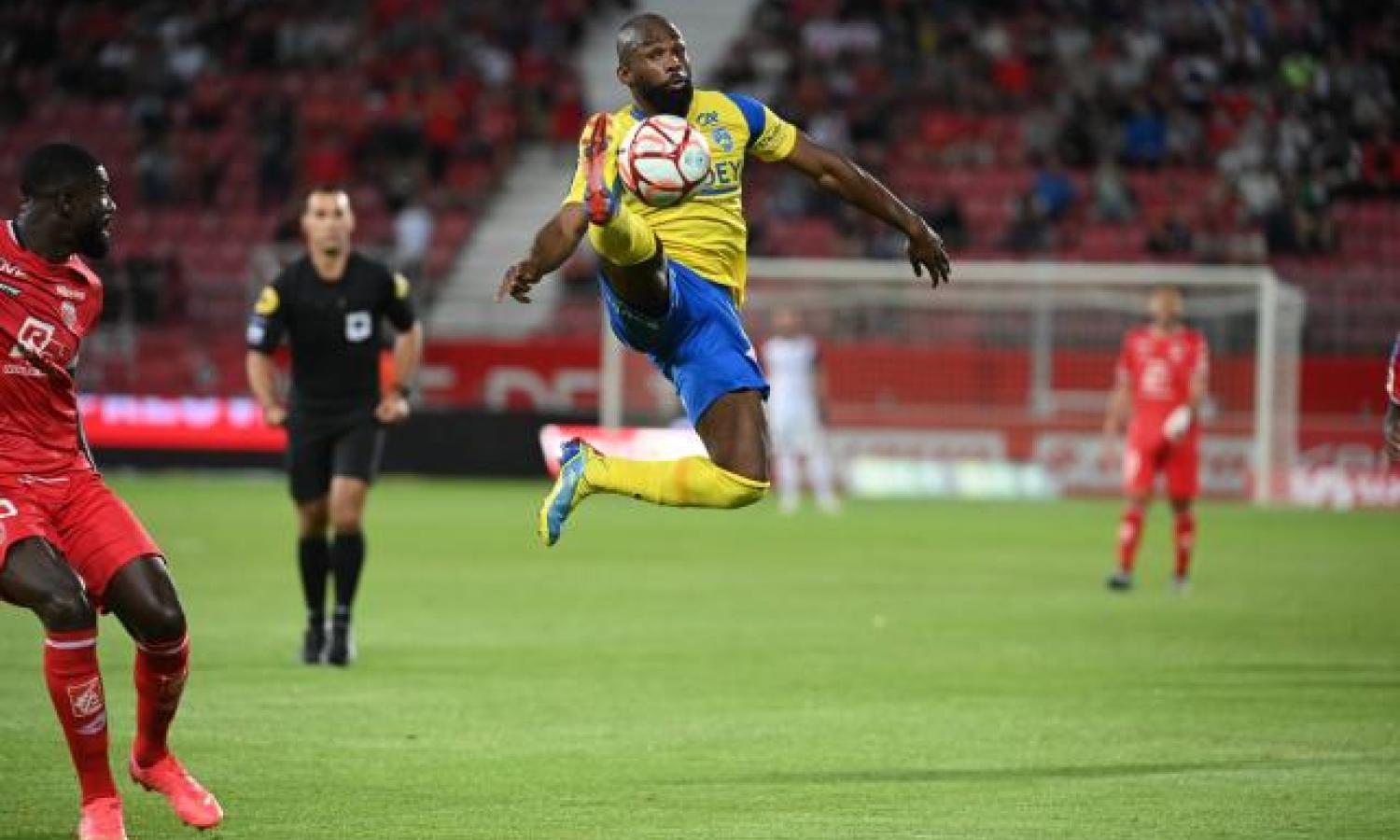 Aldo Kalulu sous les couleurs du FC Sochaux lors d'un match de la L2 francaise