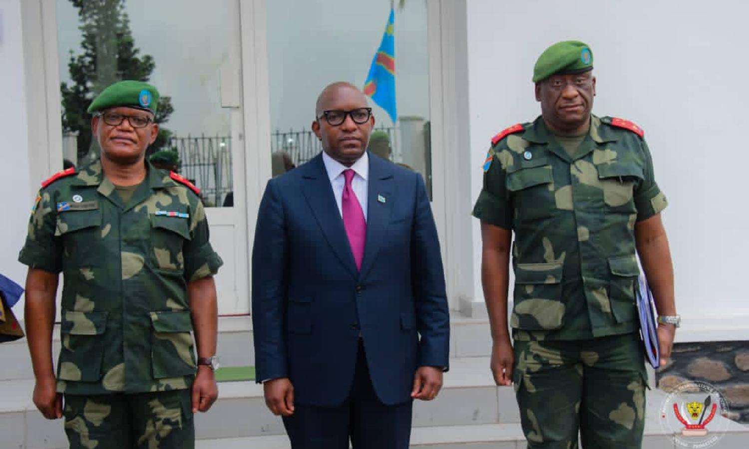 Sama Lukonde aux côtés de deux gouverneurs militaires 