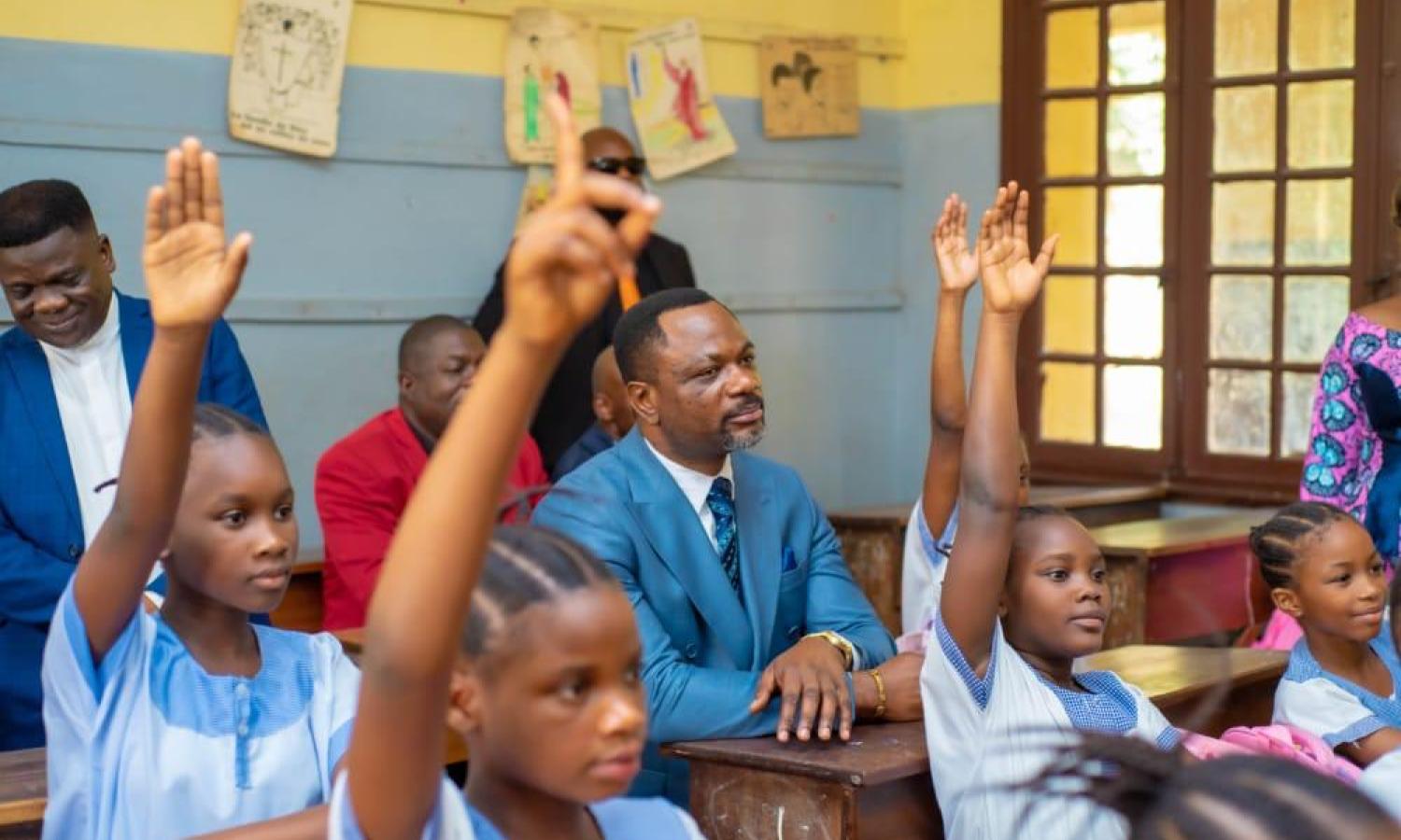 Le ministre de l'EPST Tony Mwaba dans une salle de classe 