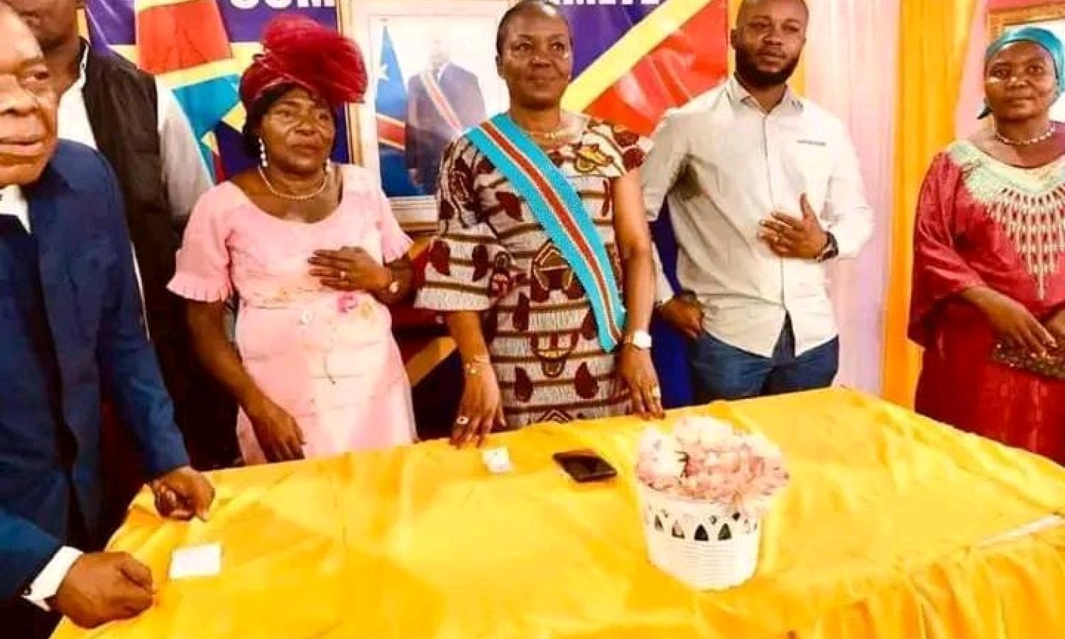 Le couple marié aux côtés de l'officier de l'état civil 