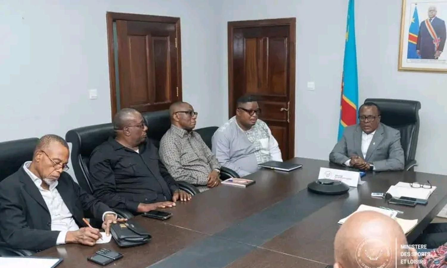 Le ministre des Sports et Loisirs et les membres de la FECOFA et de la LINAFOOT en réunion ce vendredi