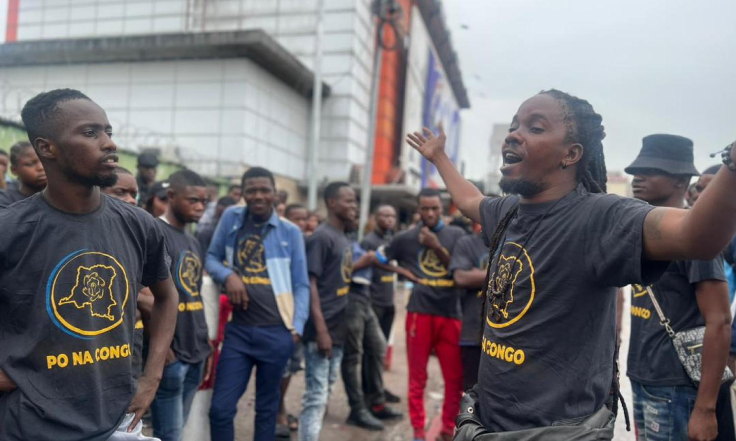 Les membres de Po NA Congo au boulevard du 30 juin à quelques mètres du siège de la CENI à Kinshasa.