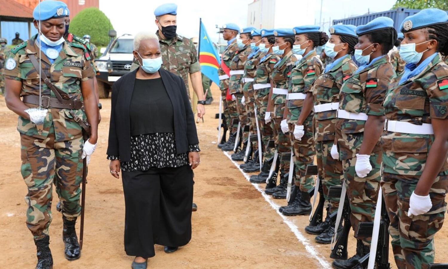 La cheffe de la MONUSCO avec le les militaires 