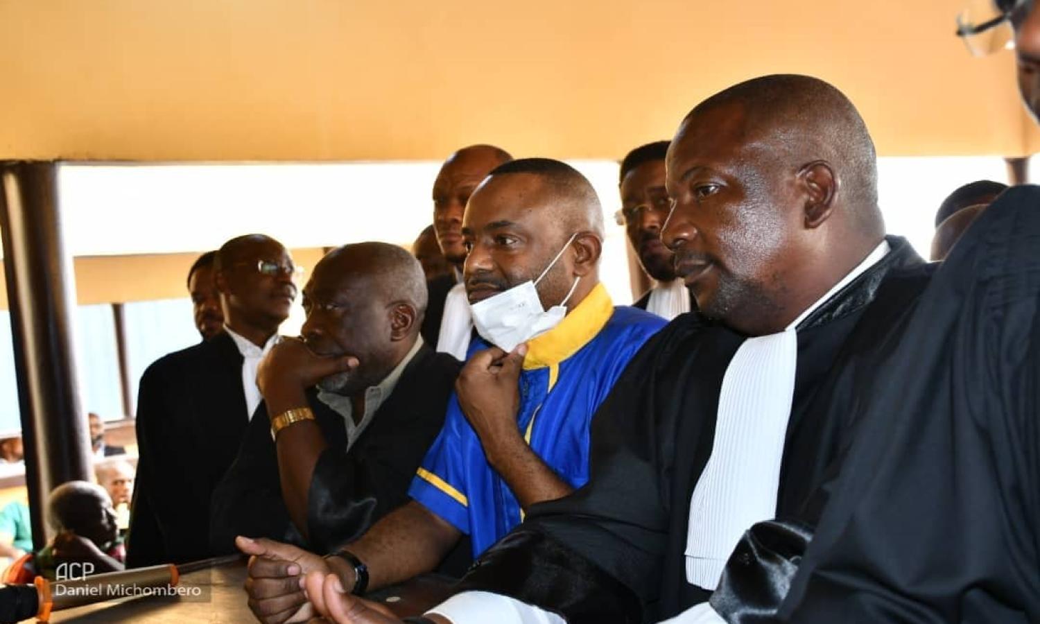 Salomon Idi Kalonda, conseiller spécial de l’opposant congolais Moïse Katumbi et ses avocats dans une audience à la prison militaire de Ndolo.