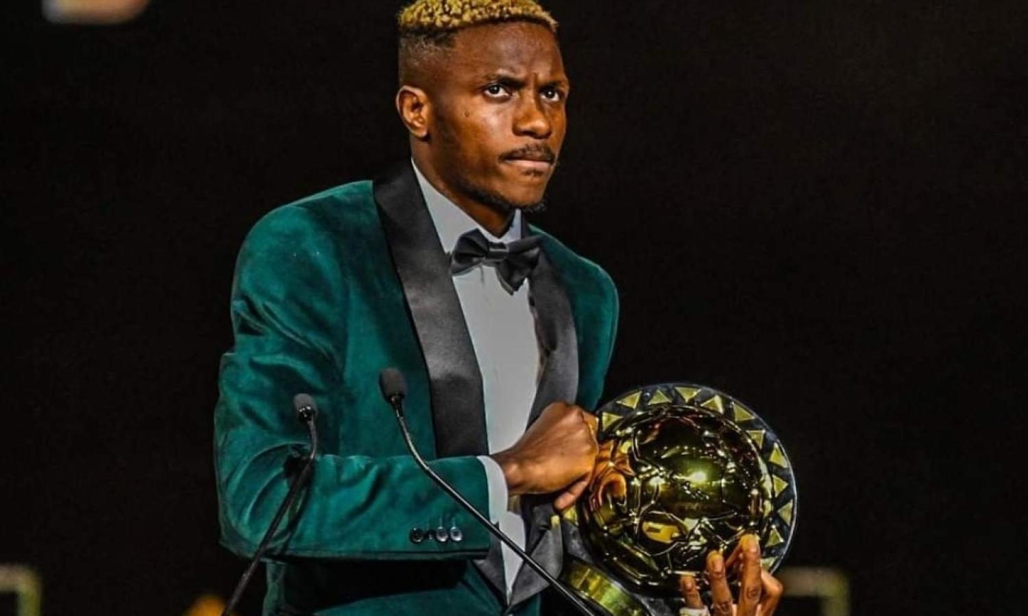 Victor Osimhen recevant son ballon d'or 