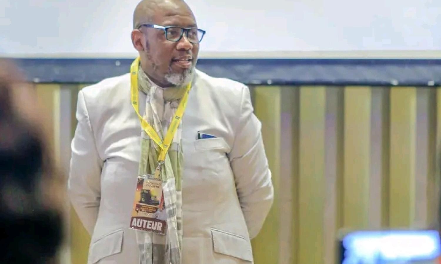 Paul David Olangi, auteur du livre Christ crucifié, la faveur absolue de la RDC lors de la présentation de son ouvrage samedi 3 février à l'hôtel fleuve Congo à Kinshasa 