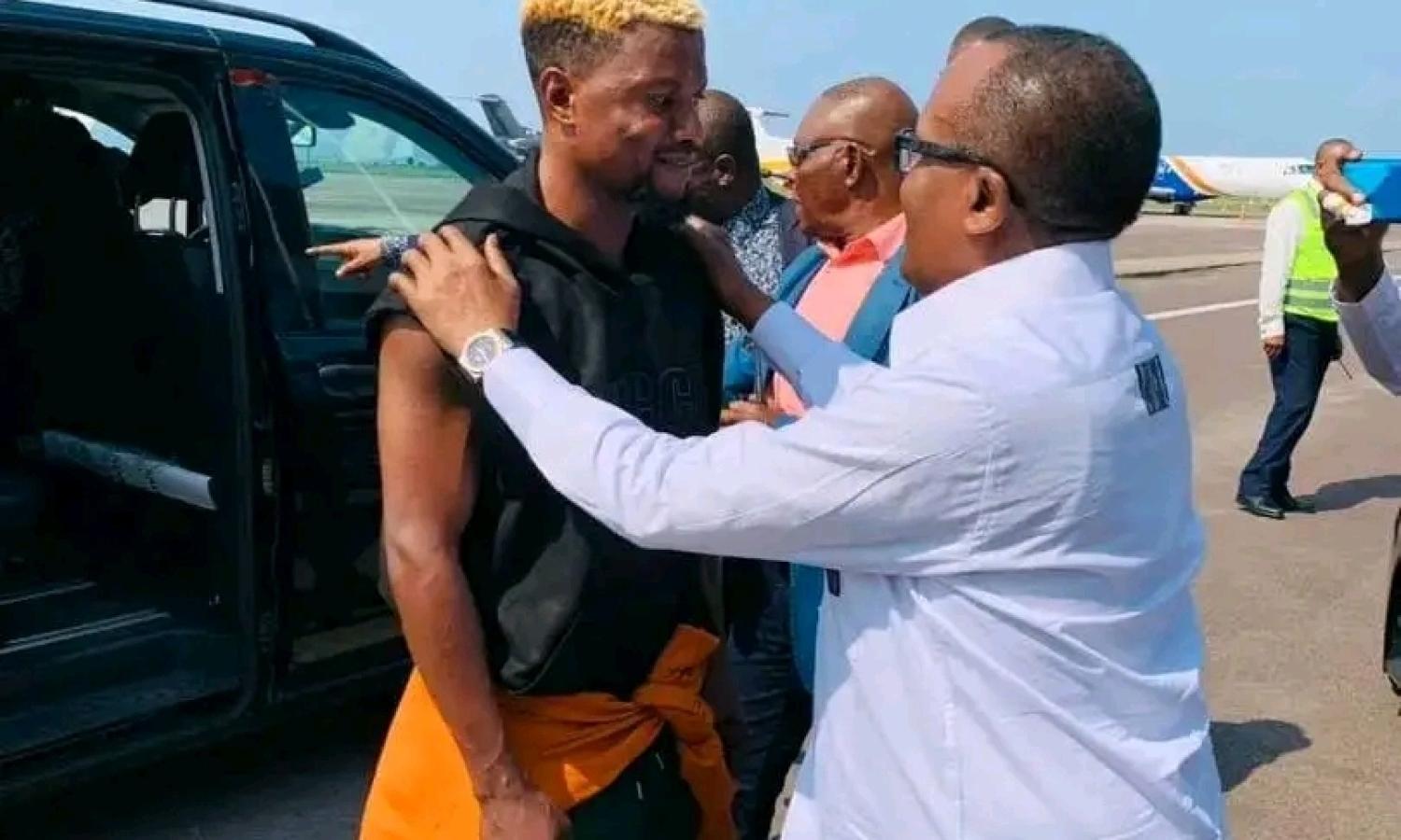 Héritier Luvumbu accueilli à l'aéroport international de N'djili par le ministre des Sports 