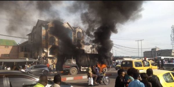 Un camion remorque en feu 